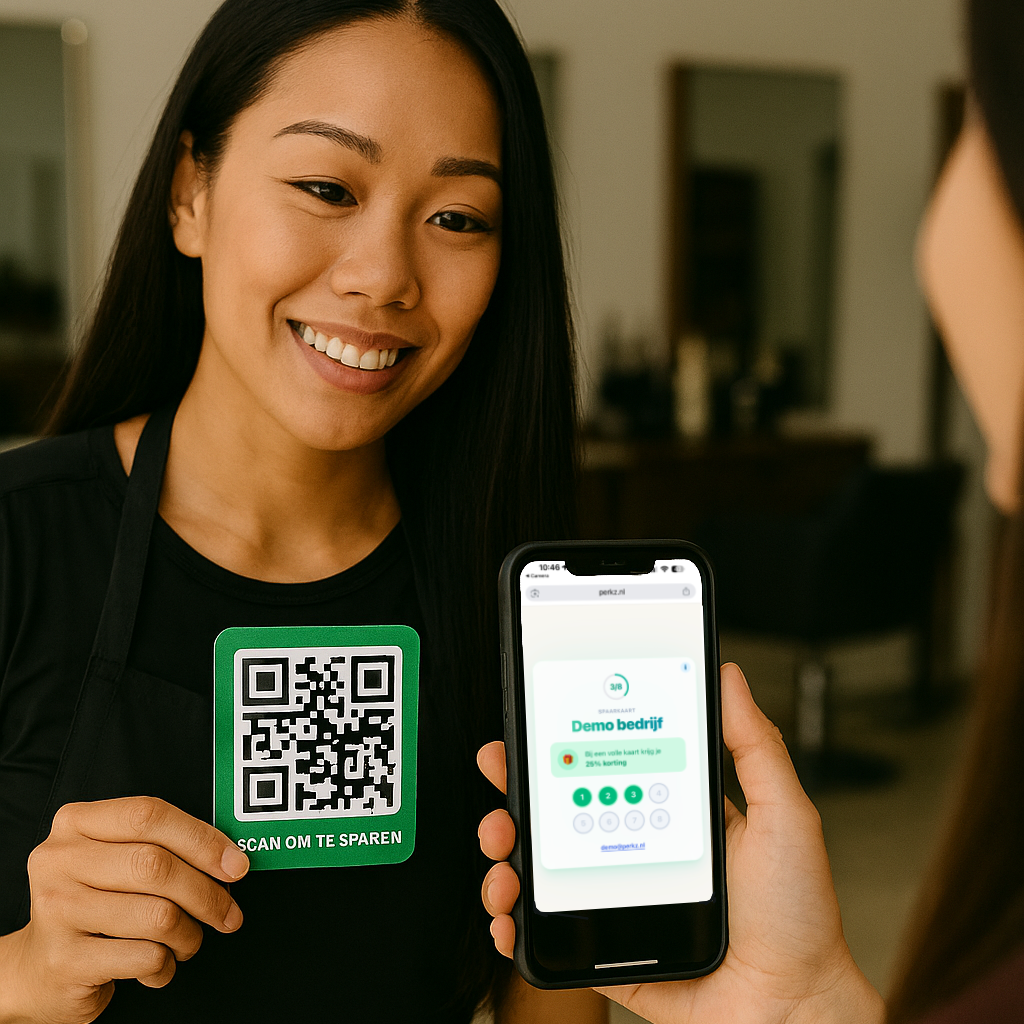 Dame in kapsalon scant QR-code spaarkaart met smartphone